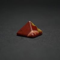 Пирамида 4 стороны мини из яшмы красной