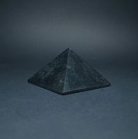 Пирамида полированная из шунгита 8 см