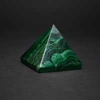 Пирамида из малахита 66 гр