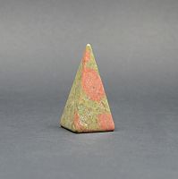 Пирамида конус из яшмы унакит