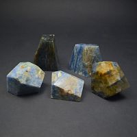 Гранёный минерал "Кианит"