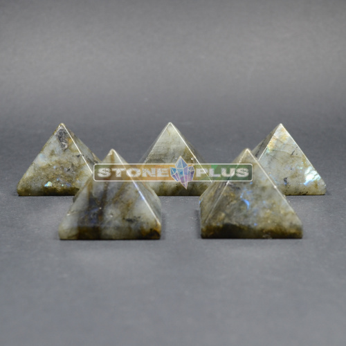 Пирамида из лабрадора 38х38 мм