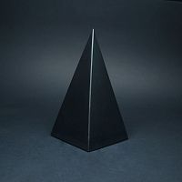 Пирамида из шунгита высокая 10 см