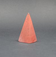 Пирамида из кварца красного