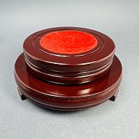 Деревянная вращающаяся подставка с бархатом большая