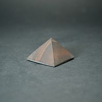 Пирамида из шунгита - малиновый кварцит 28 - 33 мм