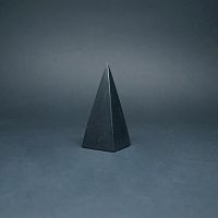 Пирамида из шунгита высокая 3 см