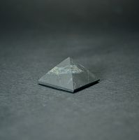 Пирамида не полированная из шунгита 25 мм