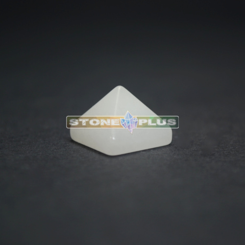 Пирамида 14х14 мм из кварца белого
