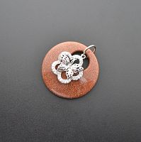 Кулон круг с бабочкой в цветке - авантюрин коричневый(имитация)