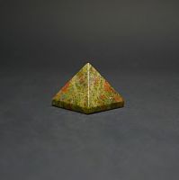 Пирамида из унакита 30х30 мм